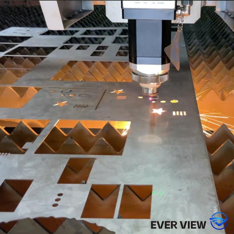 As máquinas de corte a laser capacitam o processamento de hardware; EVER VIEW consegue corte preciso em lote de pequenos produtos de hardware.