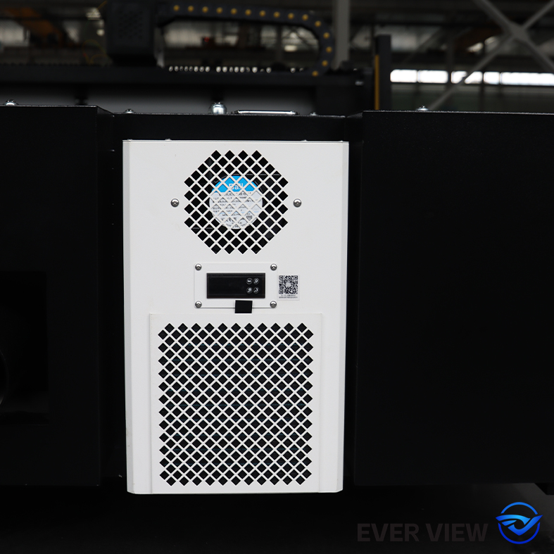 EVER VIEW máquina de corte a laser enviada com sucesso para o Oriente Médio; modelo personalizado resistente a altas temperaturas adaptado ao ambiente de produção local.